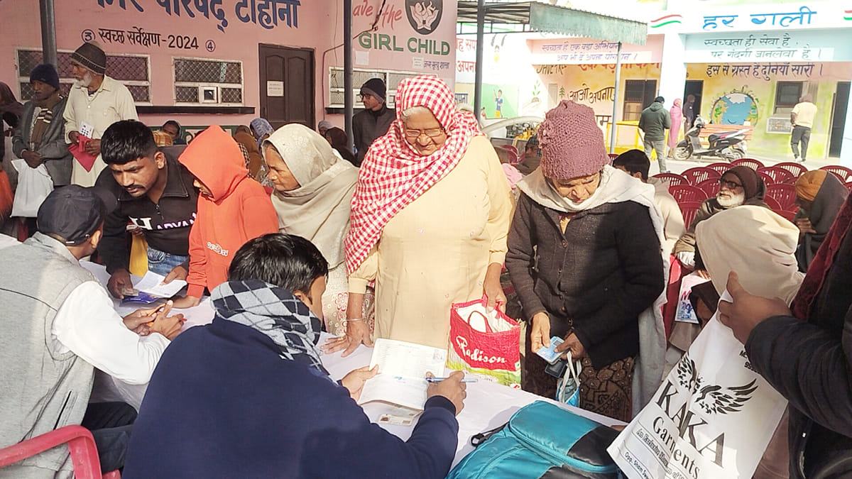 The elderly had to endure long queues at the pension camp