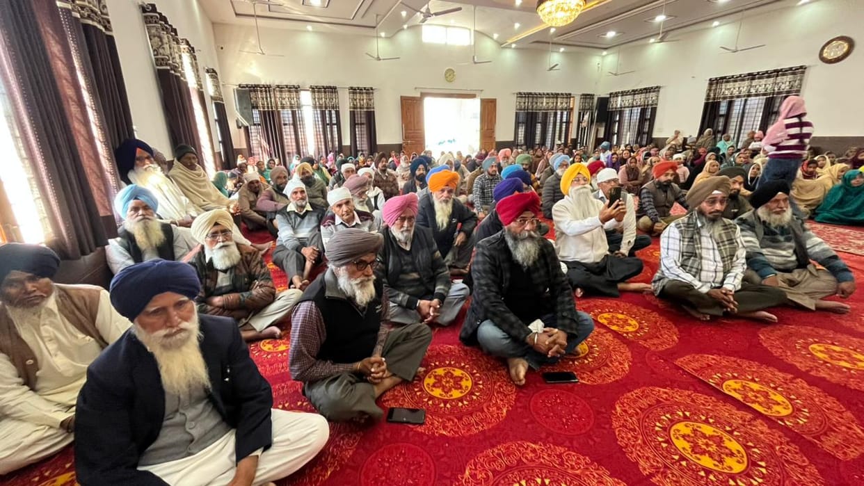 Guru Gobind Singh Ji's Prakash Parv was celebrated with great pomp at Bhatian Gurdwara.