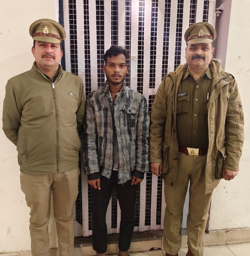 A criminal carrying a reward of 25,000 rupees was arrested for robbing a photographer