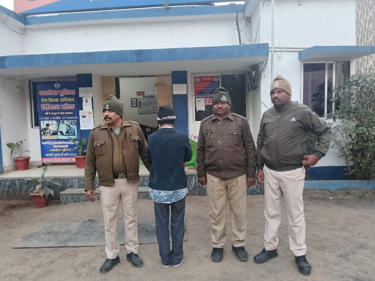 पुलिस घेरे में आरोपी।