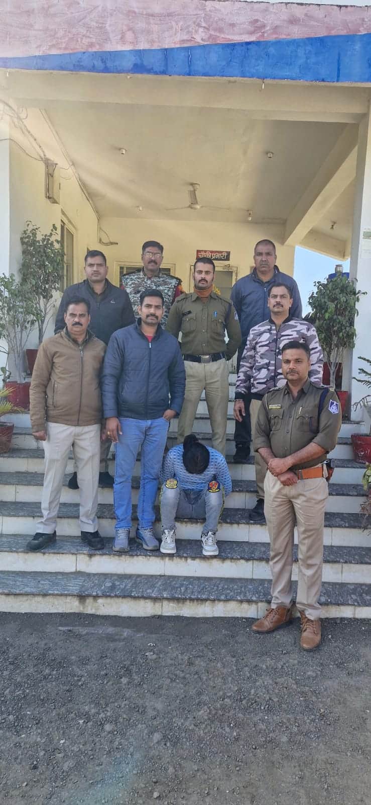 पुलिस की गिरफ्त में आरोपी शिवलाल मालवीय।