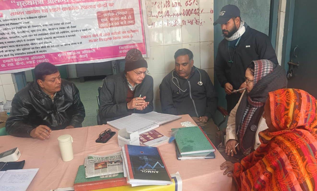 प्राथमिक स्वास्थ्य केंद्र म्याऊ में निरीक्षण के दौरान जानकारी लेते सीएमओ। संवाद