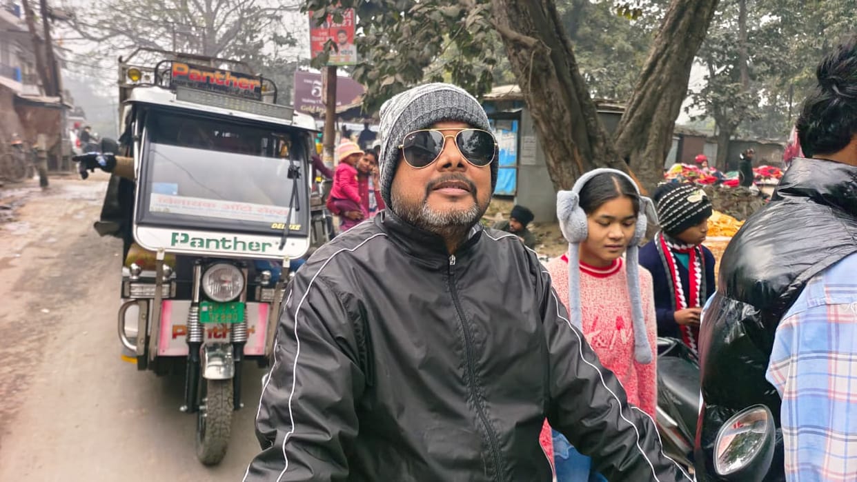 Monday market spreads illegally to the road, people struggle with traffic jams