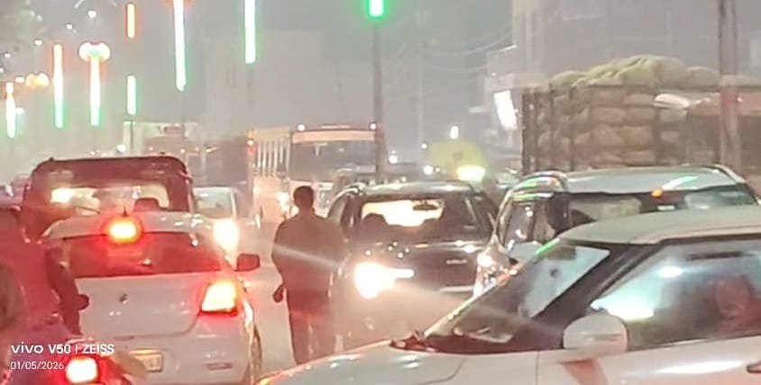 A clash between a motorcycle and an e-rickshaw led to a commotion and a road blockade.