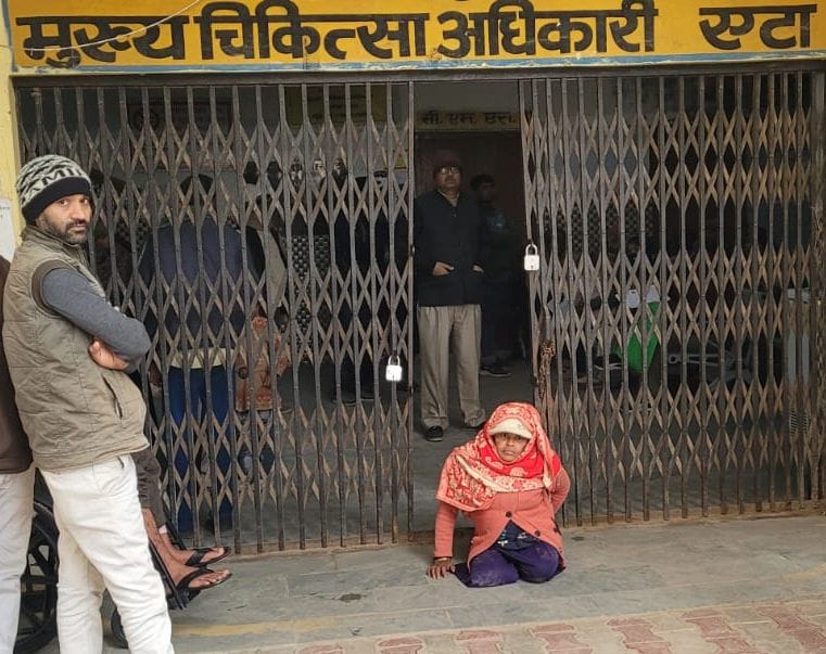 No wheelchair, no stretcher...the disabled arrive sliding on the ground