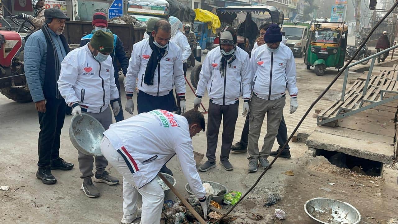 सफाई अभियान के दौरान सफाई करते विधायक लक्ष्मण सिंह यादव व अन्य। स्रोत : प्रशासन