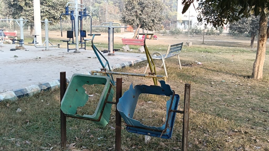 Broken tiles in Sector 7 upset residents; broken dustbins in Sector 4's green belt