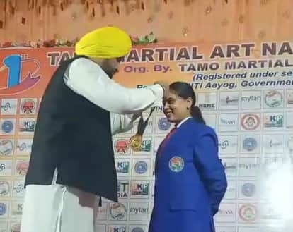 Bihar News: Daughter of Bettiah shines in Delhi arena, Sunita wins gold medal in Martial Arts Championship