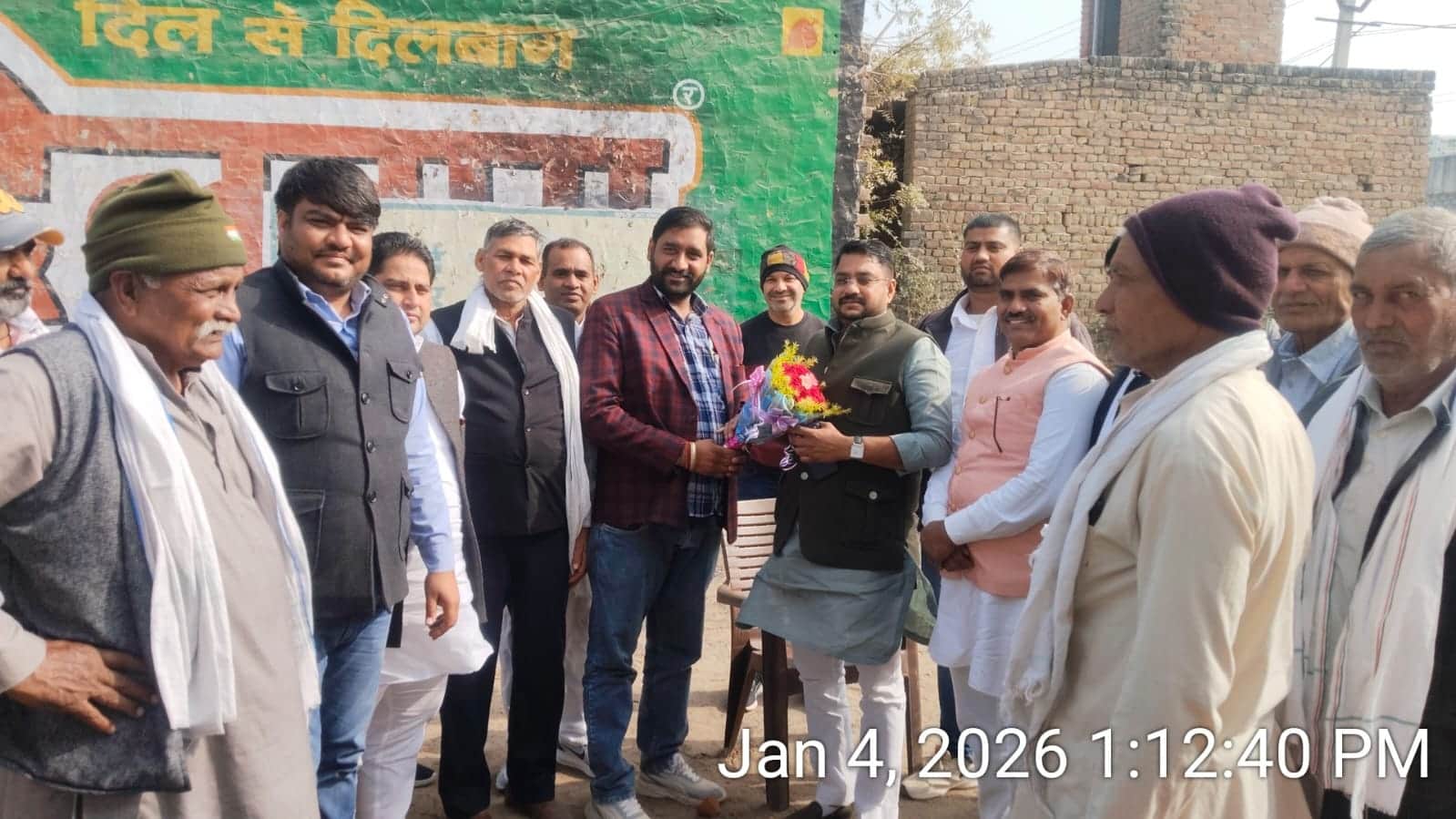 समापन कार्यक्रम में पहुंचने पर जिला प्रमुख मनोज यादव का स्वागत करते लोग। स्रोत : ग्रामीण