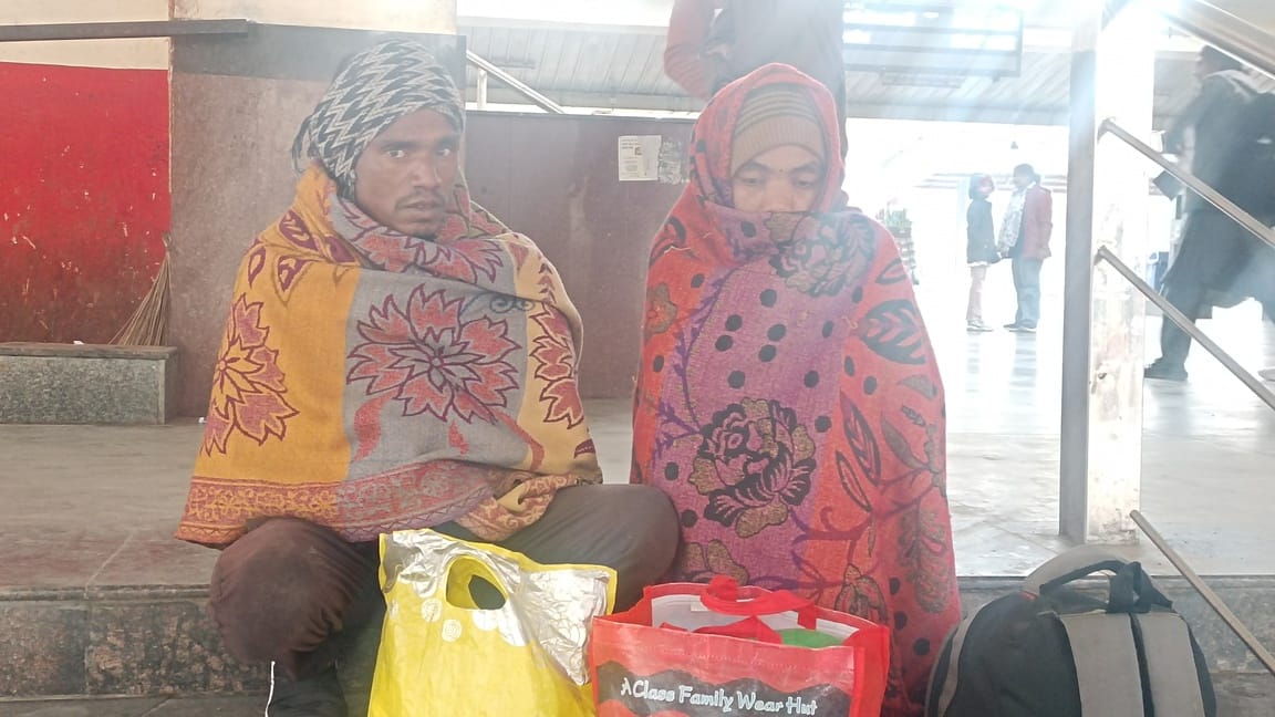 Due to fog, five trains including Chhattisgarh Express got delayed, passengers remained worried