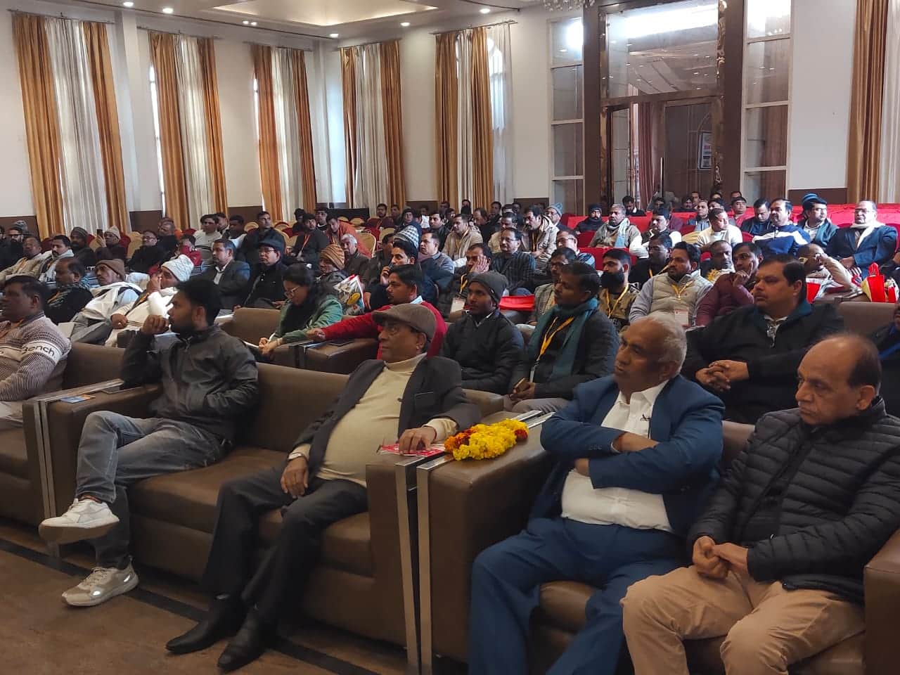 शहर के एक लॉन में आयोजित बीज व्यापारियों के 36 वें वार्षिक अधिवेशन में शामिल व्यापारी। स्रोत- स