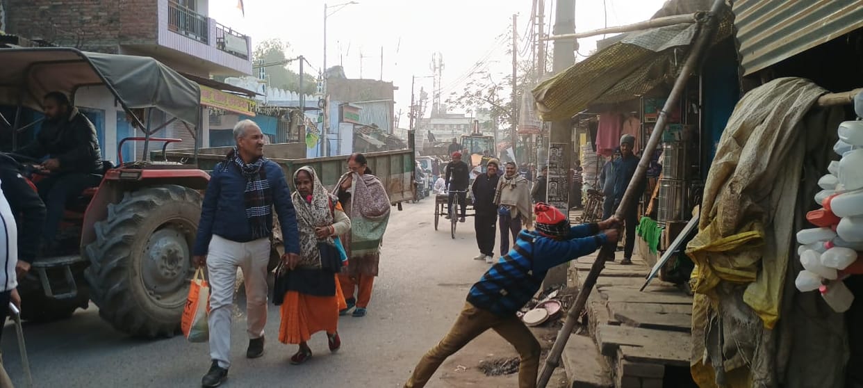Tin sheds, posters, banners of 33 shops and vehicles removed from the road tracks