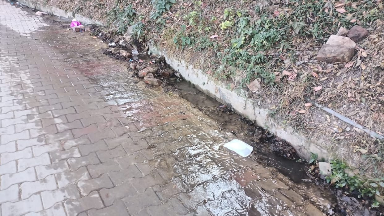 Leakage in the pipe of the main storage tank of the Municipal Corporation, thousands of liters of water is flowing away daily