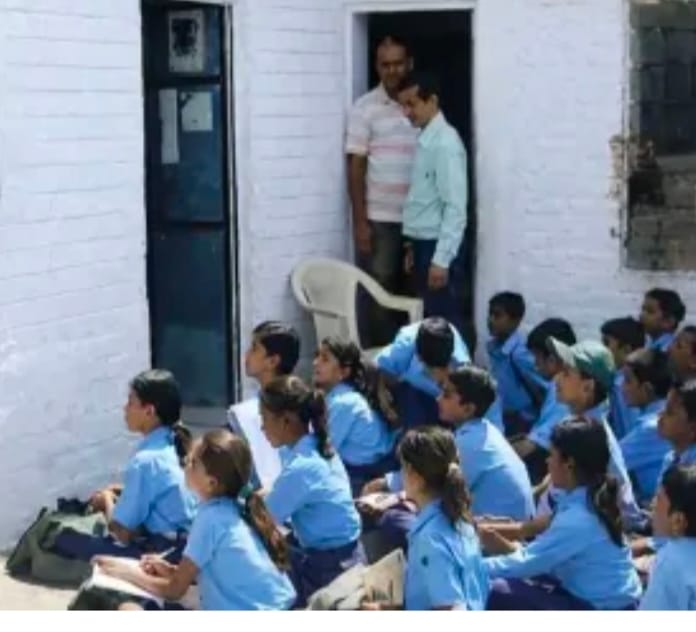 जज्जर भवन में पढ़ते बच्चे