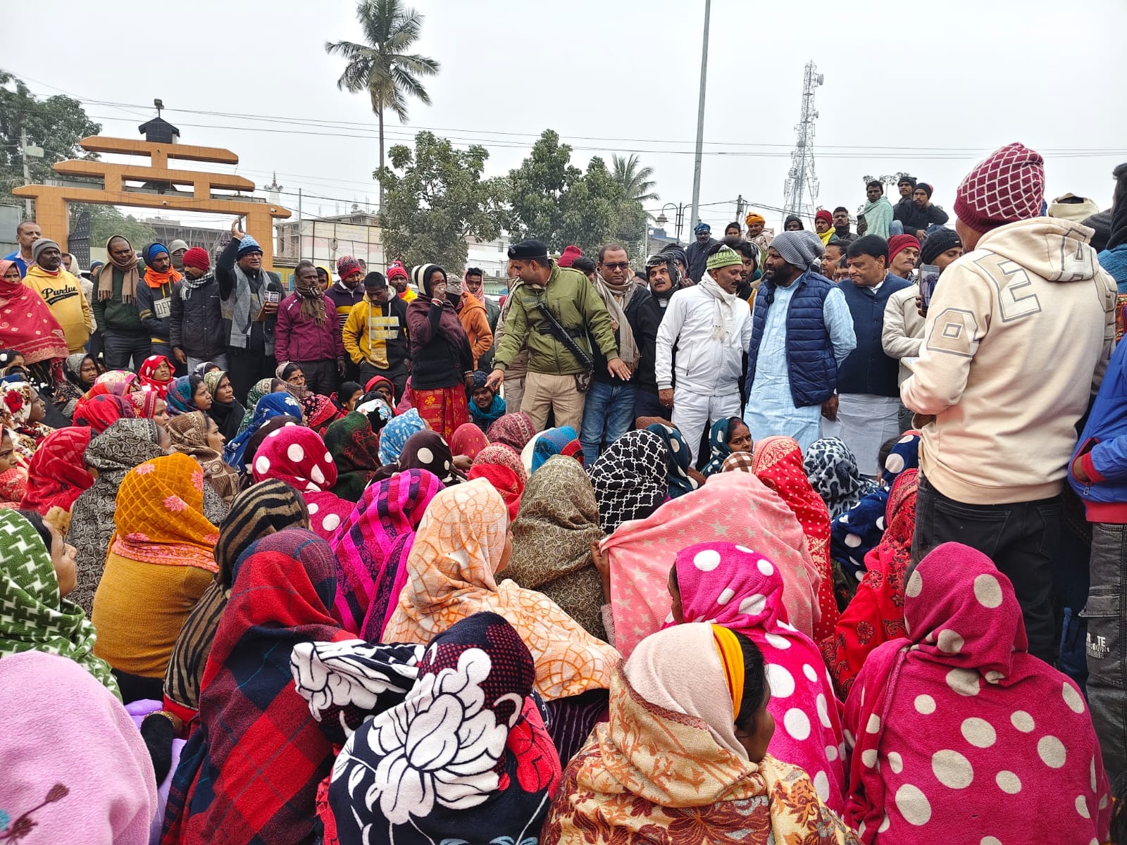 सफाई कर्मियों से बातचीत करते हुए विधायक इंद्रजीत प्रसाद गुप्ता