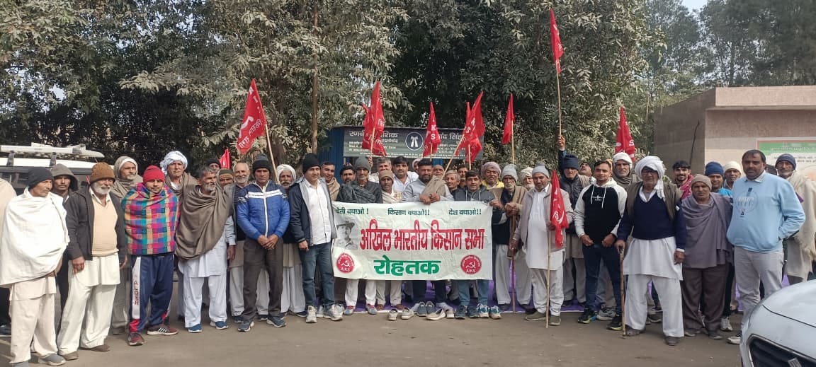 Farmers staged a sit-in and demanded compensation for their crops from the government.