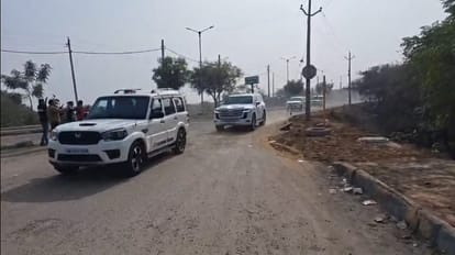 05...40 दिन की पैरोल मिलने के बाद रामरहीम को लेकर काफिला सिरसा के लिए रवाना होते हुए। स्रोत : स