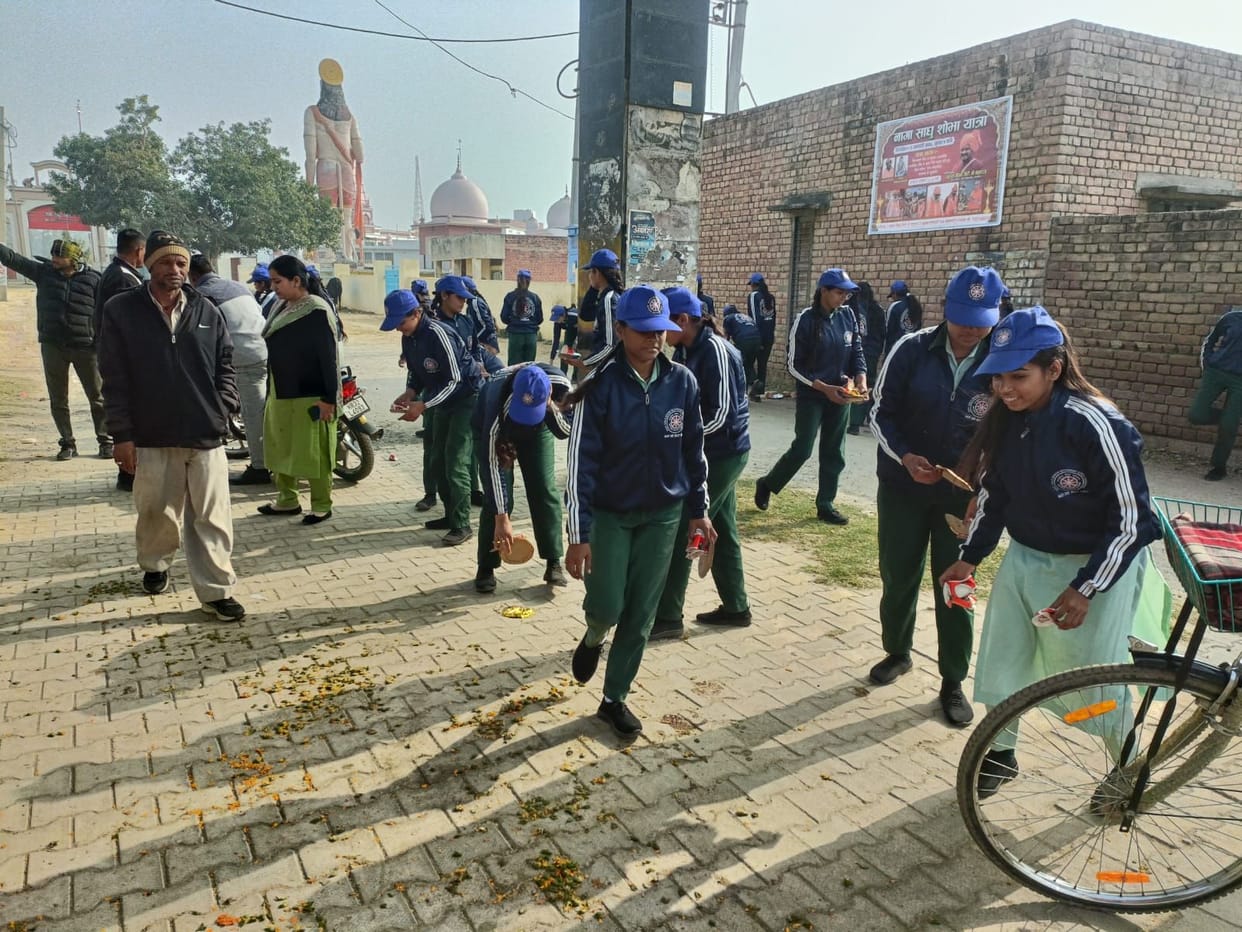 The garbage scattered on the main road of the city was cleaned.