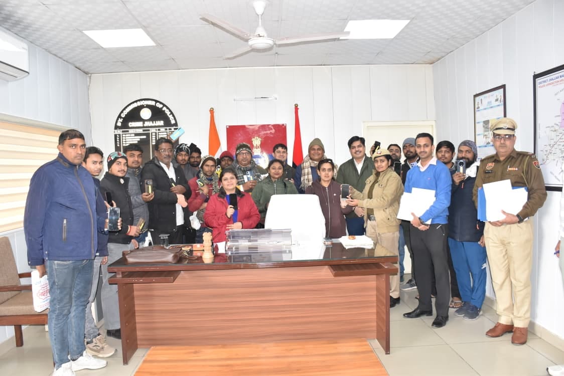 The cyber cell team recovered 25 missing mobile phones in 20 days.