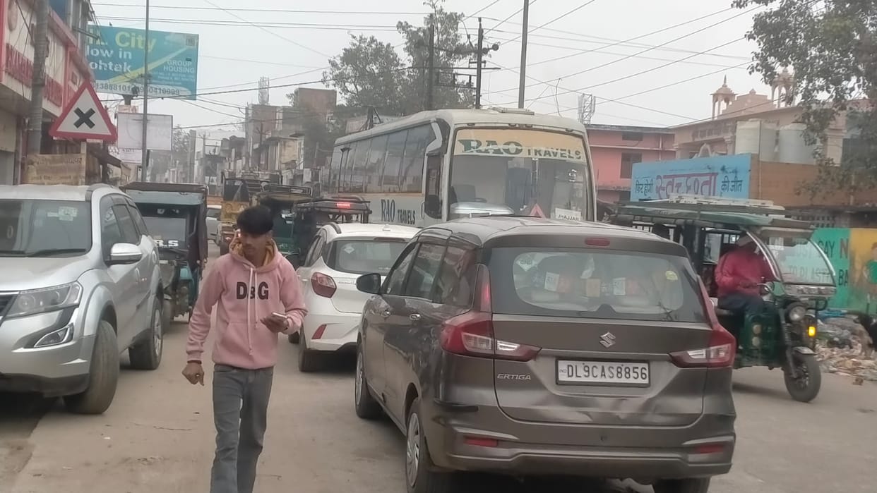 A private bus breaking down in the middle of the road caused a traffic jam.