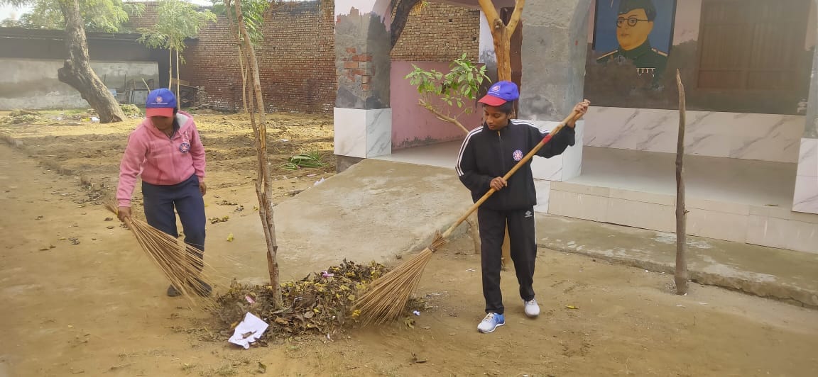 Volunteers conducted a cleanliness drive.