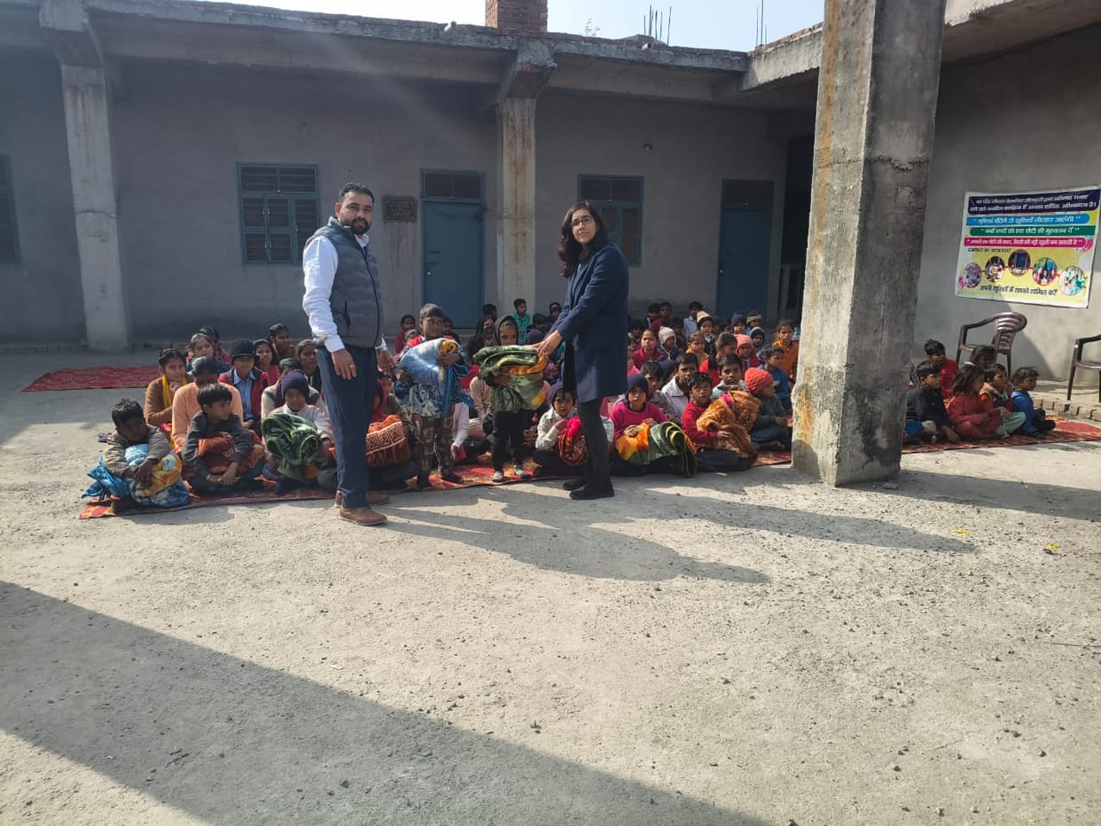 Blankets were distributed to the children of migrant workers.