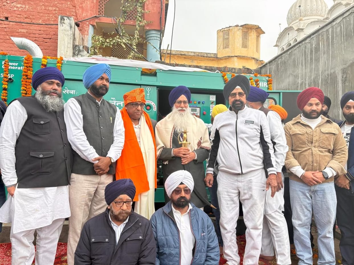 Ragi groups sang praises of the Guru at Gurdwara Bangla Sahib.