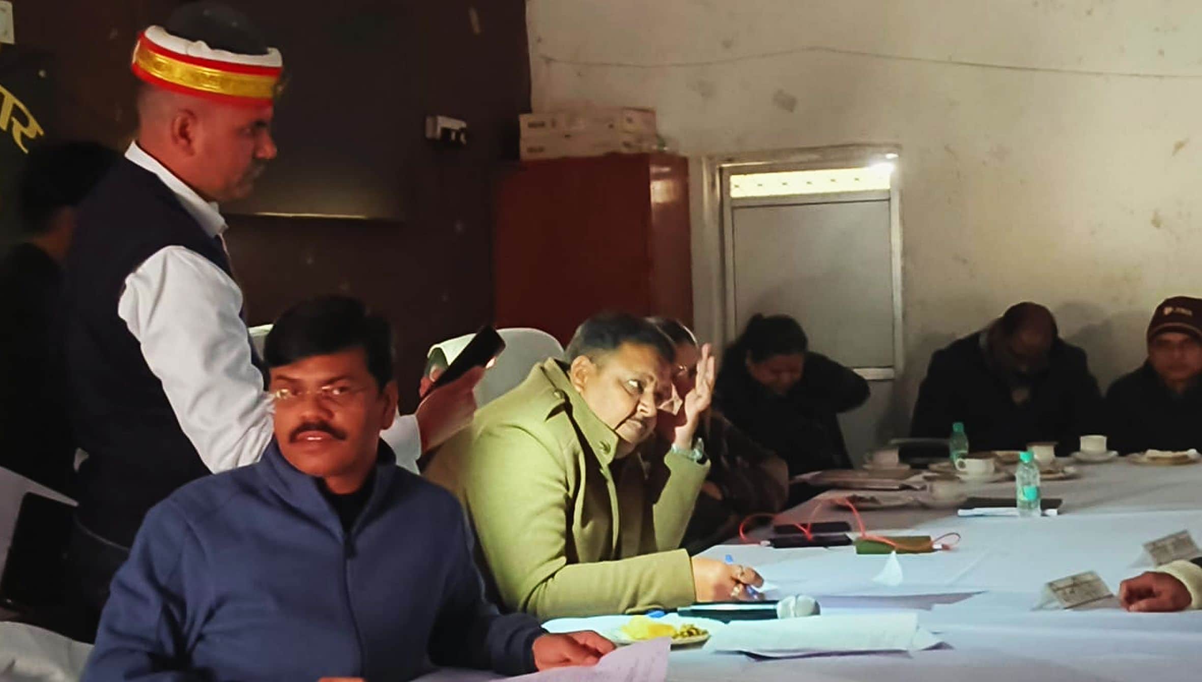 अमेठी तहसील में आयोजित समाधान दिवस पर परिसर में बिजली ना होने पर टॉर्च की रोशनी में सुनवाई करते