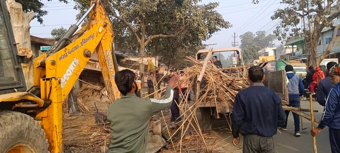 Nagar Panchayat removed encroachment from the main road