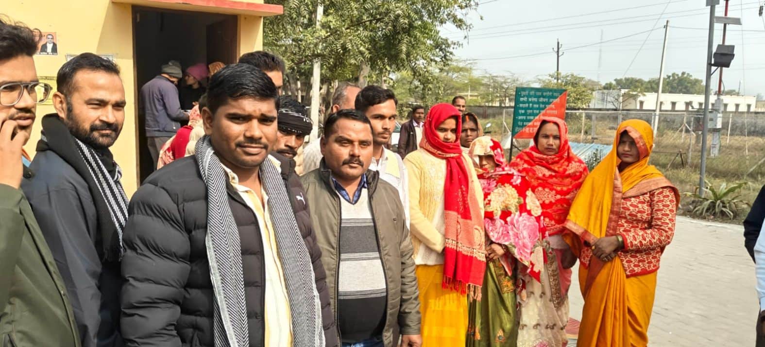 बल्दीराय तहसील समाधान दिवस में शिकायत करने पहुंचे ग्रामीण
