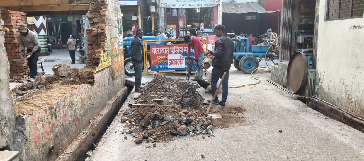 Leakage in 21 places in 200 meter pipeline, road dug up