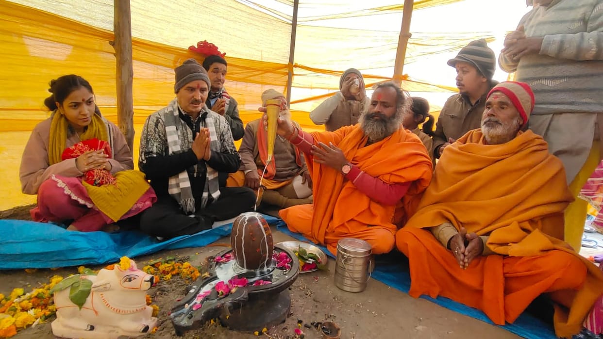 The devotees who have come to Ramnagariya are singing the praises of Rama.