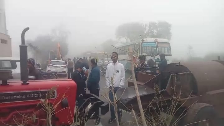 Villagers blocked the Nizampur-Narnaul road, vehicles were stranded for half an hour