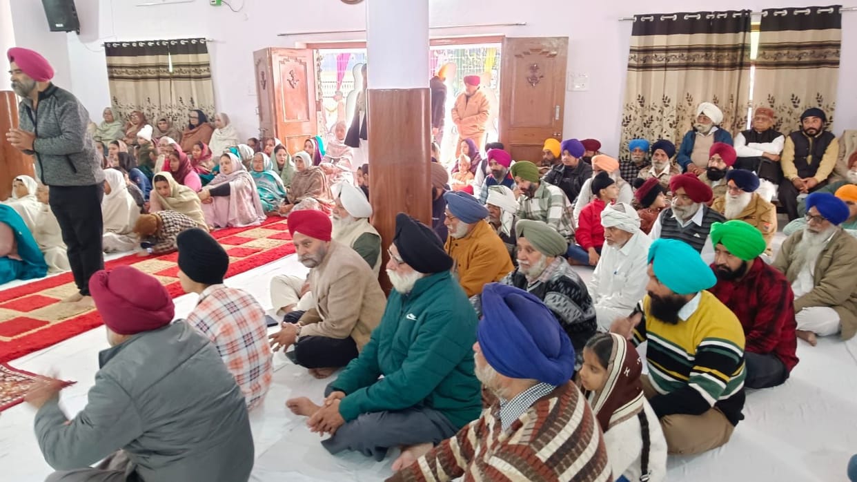 On the occasion of Guru Gobind Singh Ji's birth anniversary, Shabad Kirtan (singing of hymns) was performed.