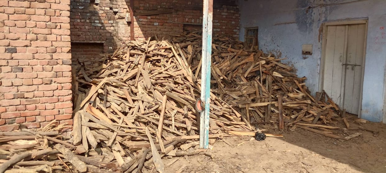 The cold weather has boosted the dry wood business, with a daily consumption of 50 quintals.