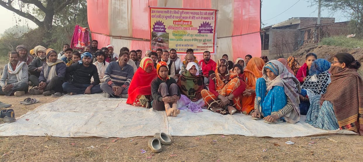 The villagers of Parsadwa Dera are adamant on the demand for road, relay hunger strike continues for the second day also.