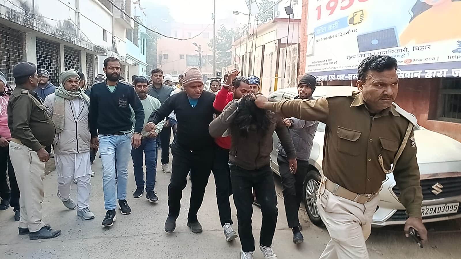पुलिस की गिरफ्त में आरोपी