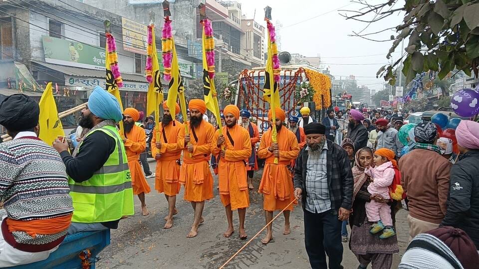 Sangat delighted with Shabad Kirtan on the occasion of Guru Gobind Singh's Prakash Parv