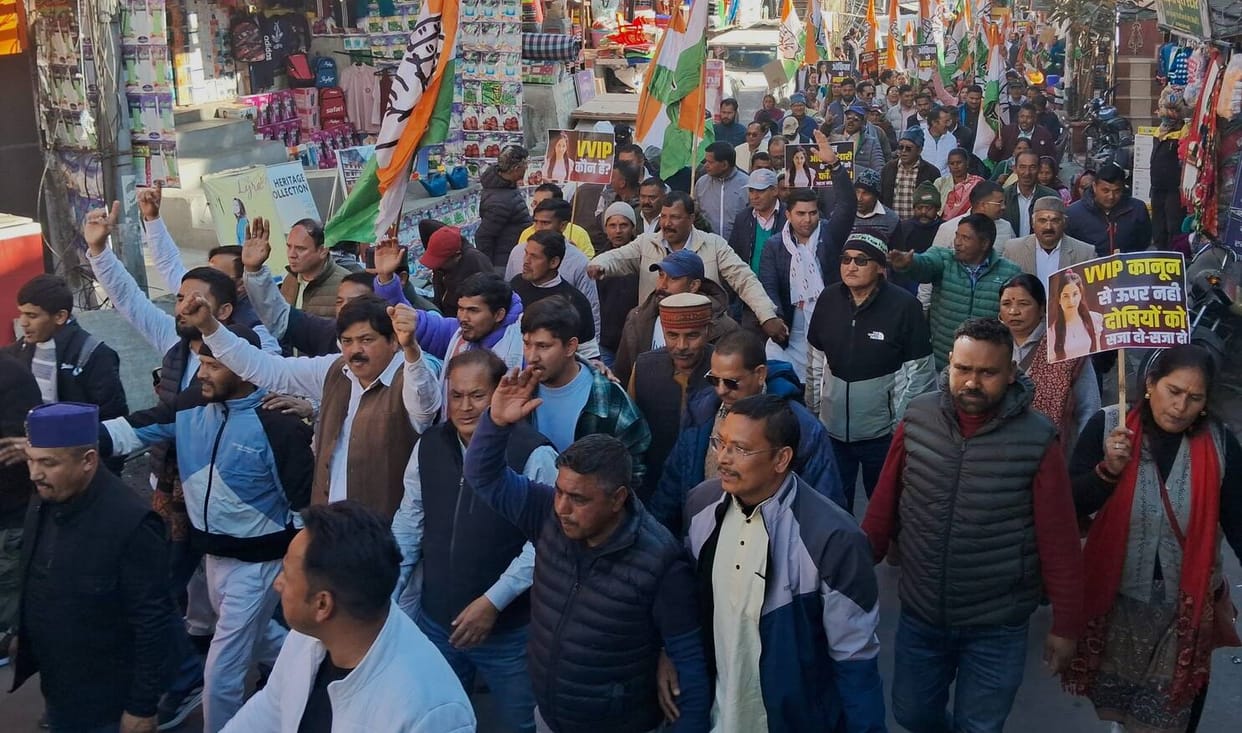 A kilometer long rally was taken out, protesting against the government.