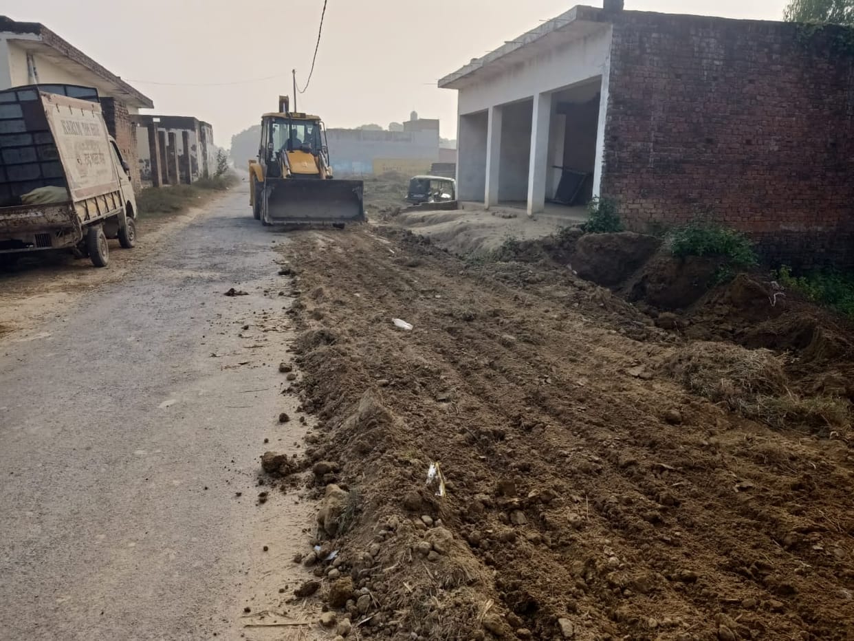 The town council administration instructed the contractor to lay soil along the drain.