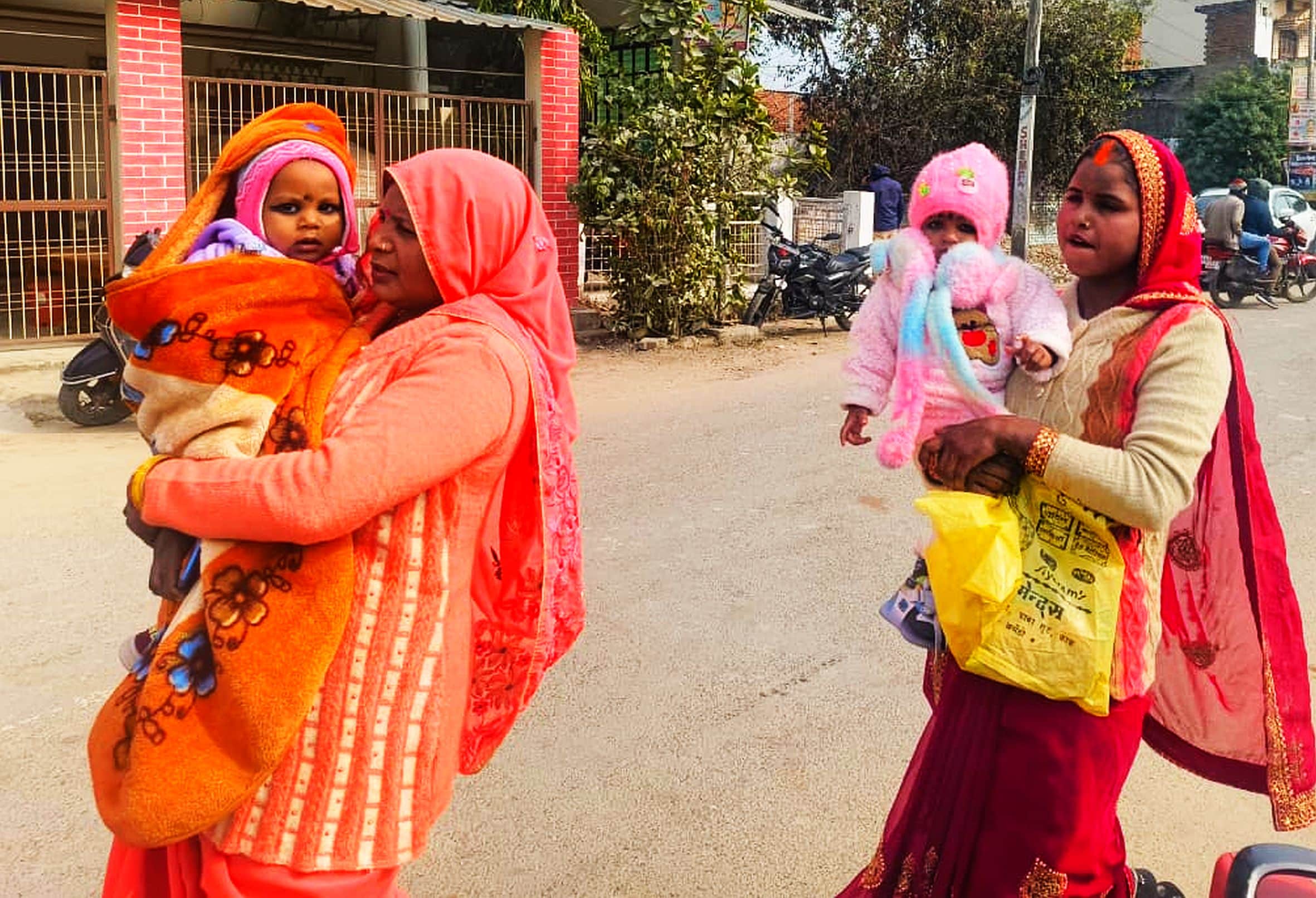 गौरीगंज तहसील रोड पर बच्चे को ठंड से बचाने की जद्दोजहद करती महिला। -संवाद