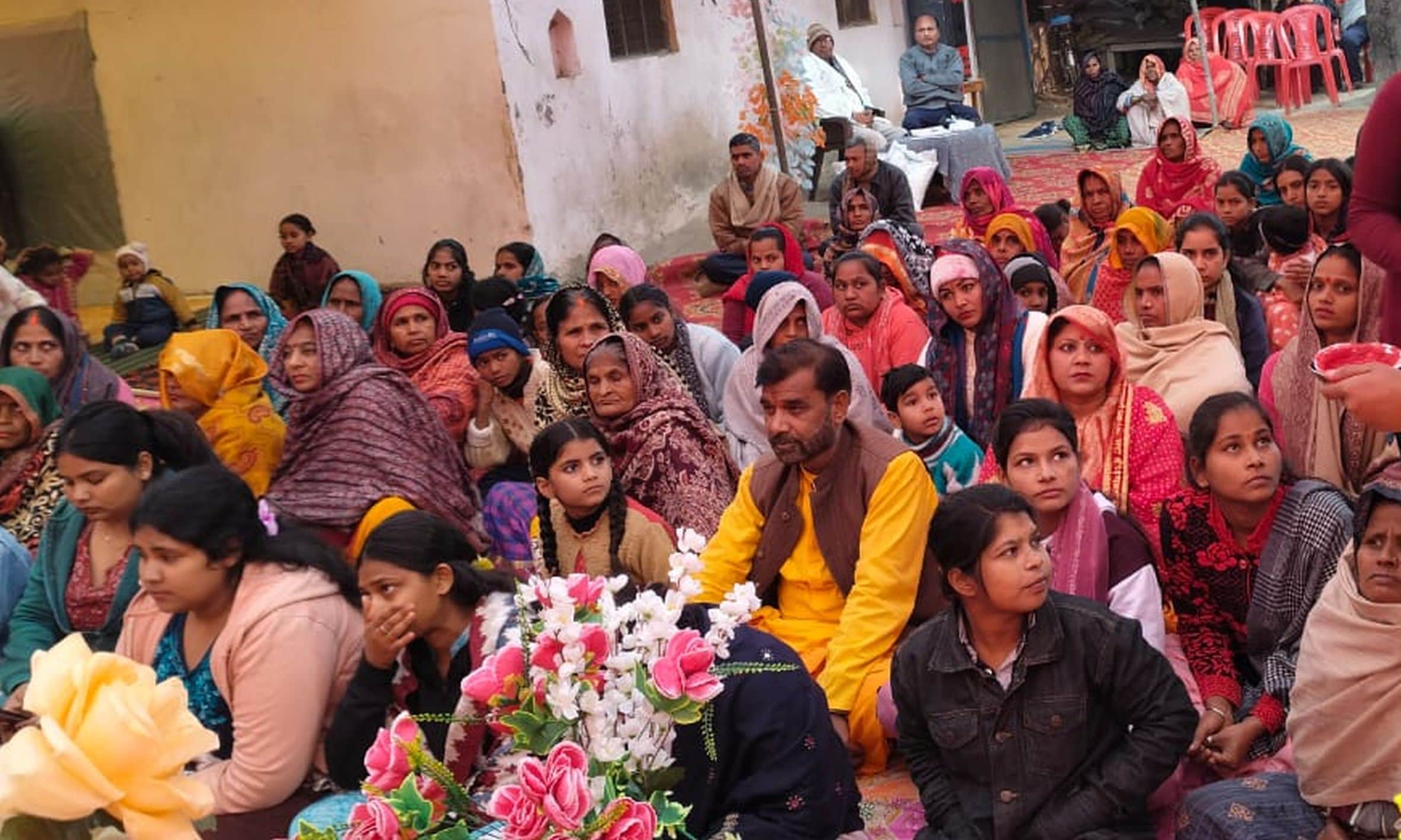 जामों के हरगांव में कथा सुनते श्रद्धालु।स्रोत-आयोजक