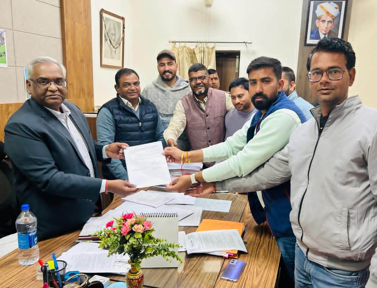 जर्जर सड़कों को लेकर युवा कांग्रेस का PWD पर हल्ला बोल