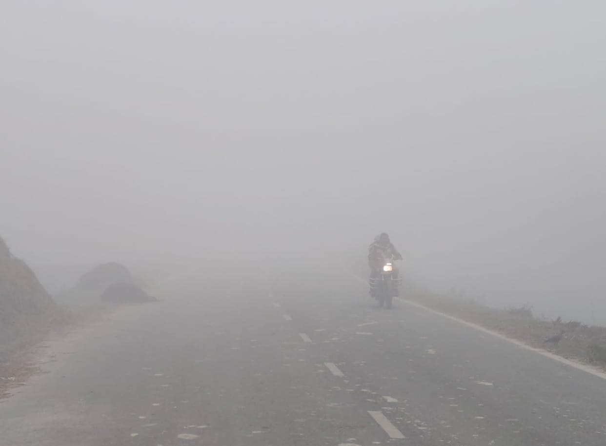 Bettiah bihar news Double attack of cold and fog life disrupted today news in hindi