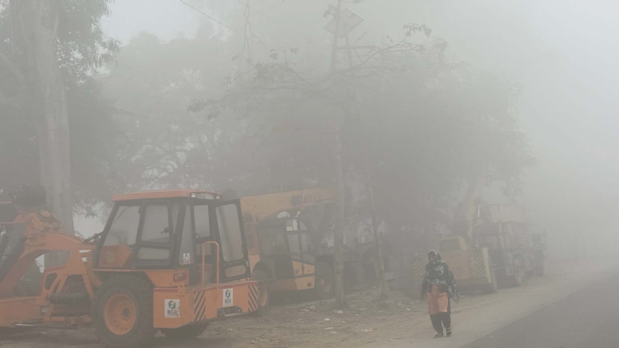 Fog covered the morning, people shivered in the freezing cold, the sun was ineffective.