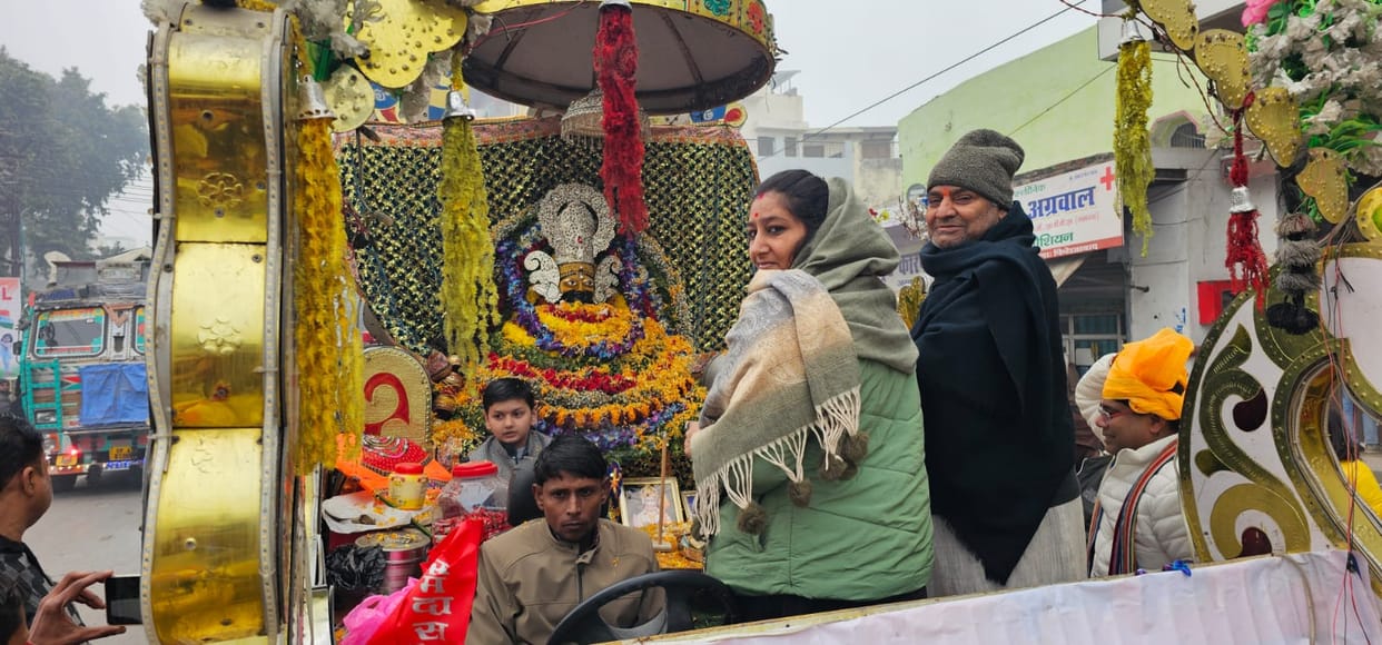 A grand procession of Khatu Naresh was taken out with great pomp in Sirsaganj.