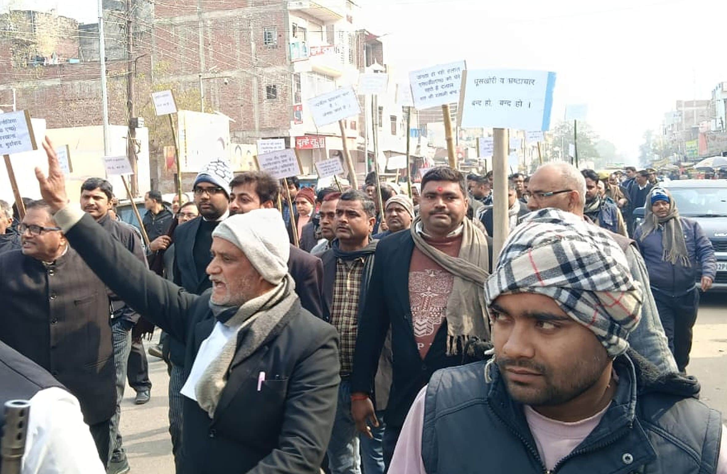 मुसाफिरखाना तहसील में प्रदर्शन करते अधिवक्ता। स्रोत : स्थानीय नागरिक