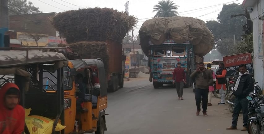 An overloaded truck broke down, causing a traffic jam on the Lipulekh-Bhind highway.