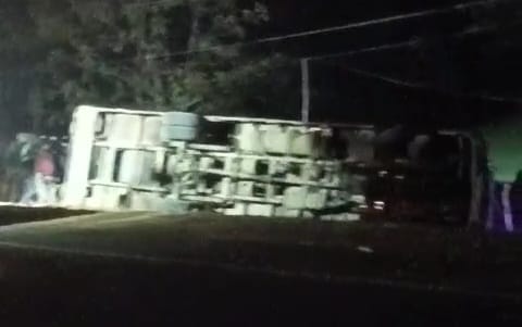 दुर्घटना के बाद मौके पर पलटी बस।