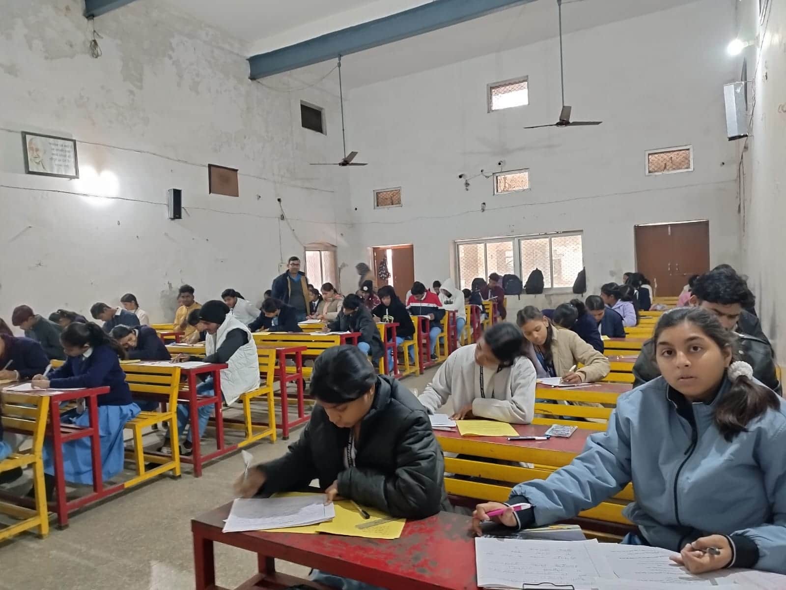 प्री बोर्ड बोर्ड परीक्षा देते हाईस्कूल और इंटरमीडिएट के परीक्षार्थी। संवाद